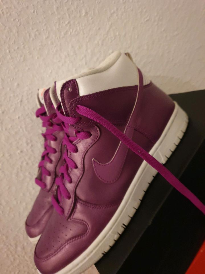 Nike Womens Dunk High Purple Metallic Grösse 40.5 rare in Berlin