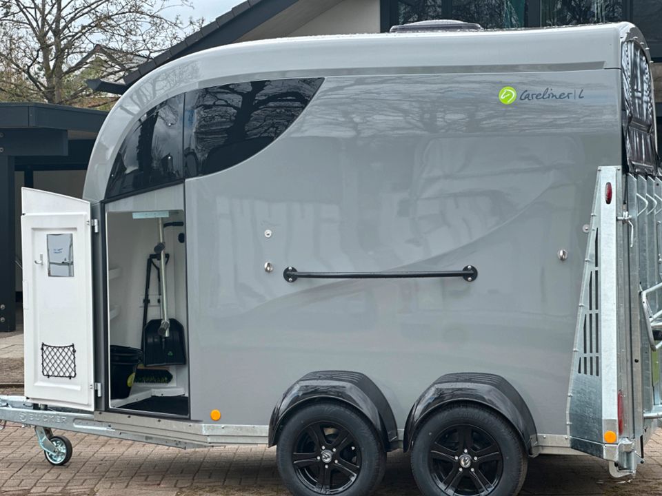 Pferdeanhänger Careliner L Aluboden Sattelkammer Panoramadach in Stelle