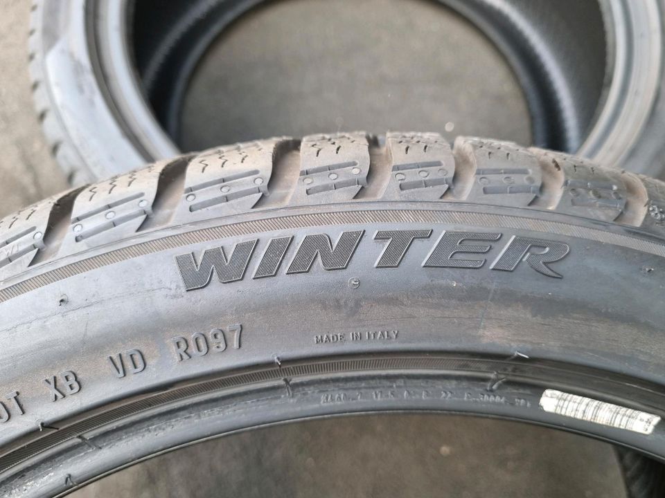 #447# 2 Winterreifen Pirelli 245/40 R18 97V XL M+S 6,2mm DOT 2022 in Halle