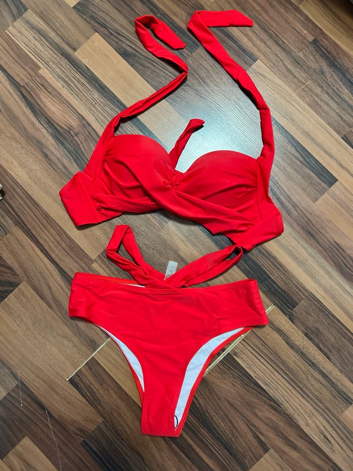 Bikini in Rot in Uetersen