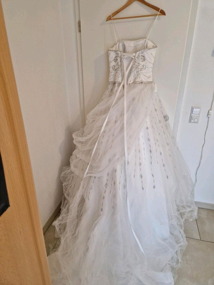 Brautkleid mit langer Schleppe in Wendlingen am Neckar