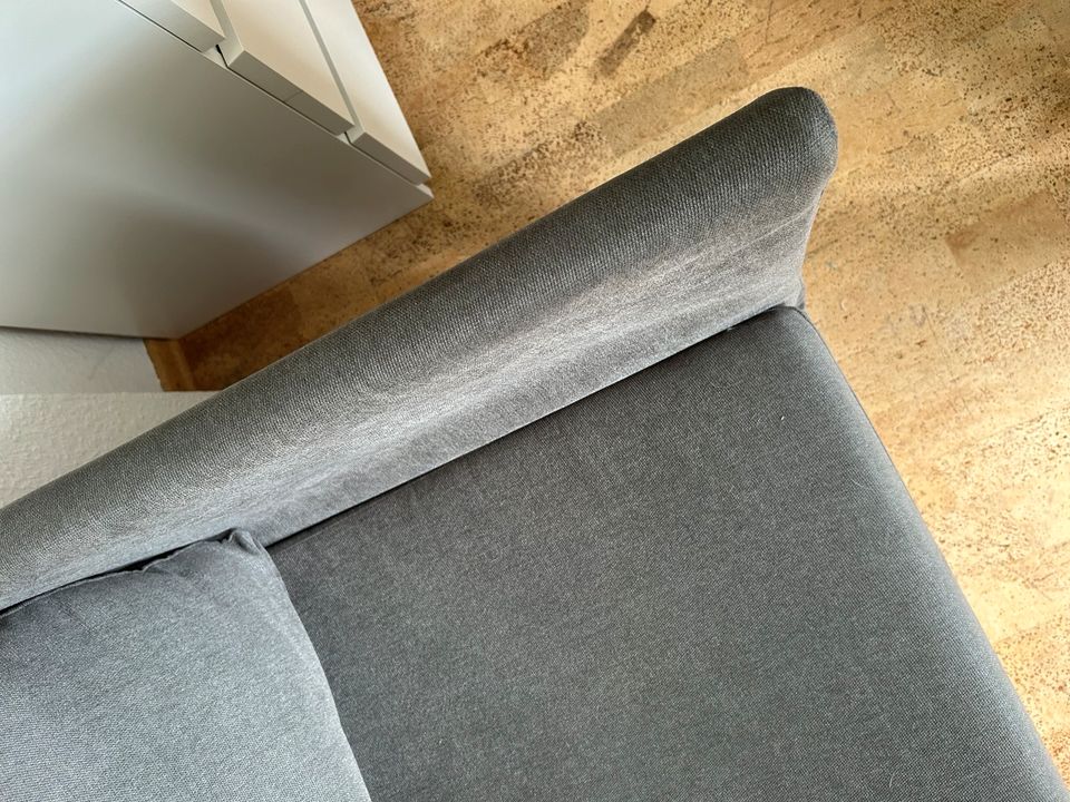 Graues Ikea Sofa mit verstellbaren Fußteil in Langenberg