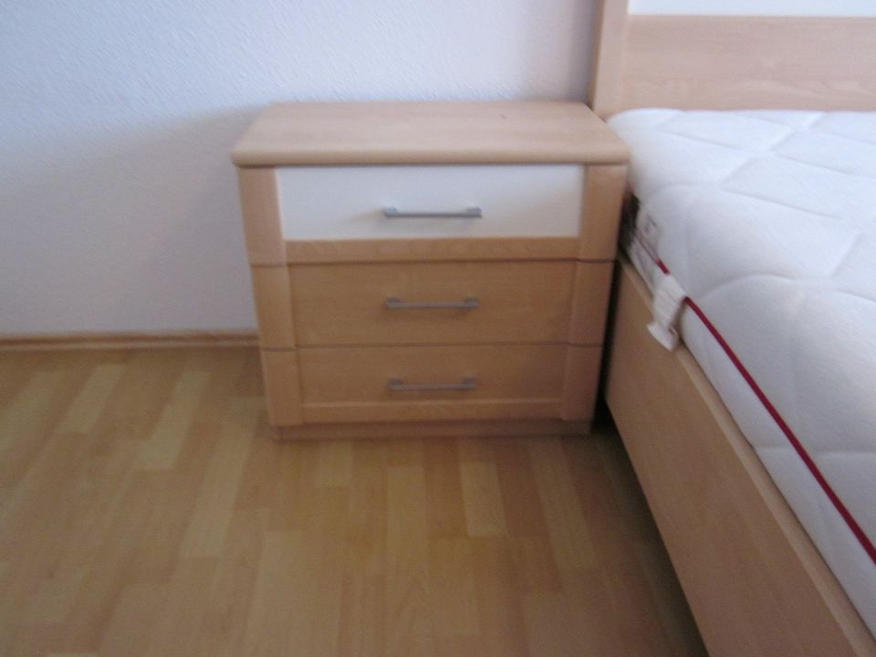 Bett Doppelbett, Neupreis Matratze 350 € !! in Essen