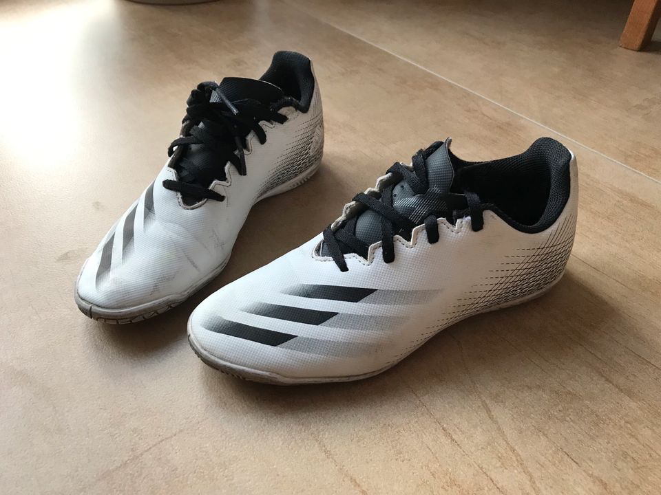Adidas Fußballschuhe/ Hallenschuhe (Gr. 37 1/3) in Syrau