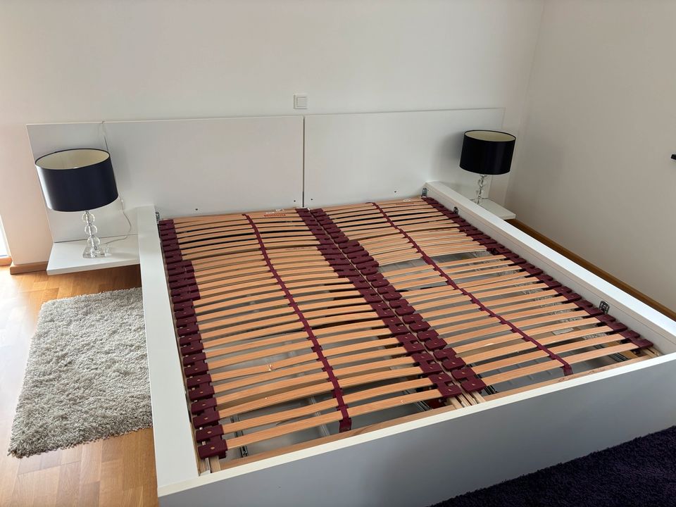 Großes Bett Doppelbett in weiß inkl. Lattenrost,Lampen,Kissen in Siegen