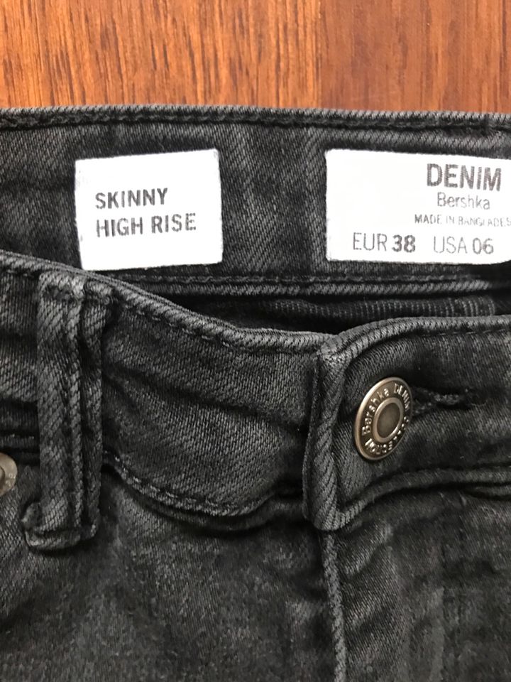 Bershka Skinny High Rise Jeans 38 in Bielefeld