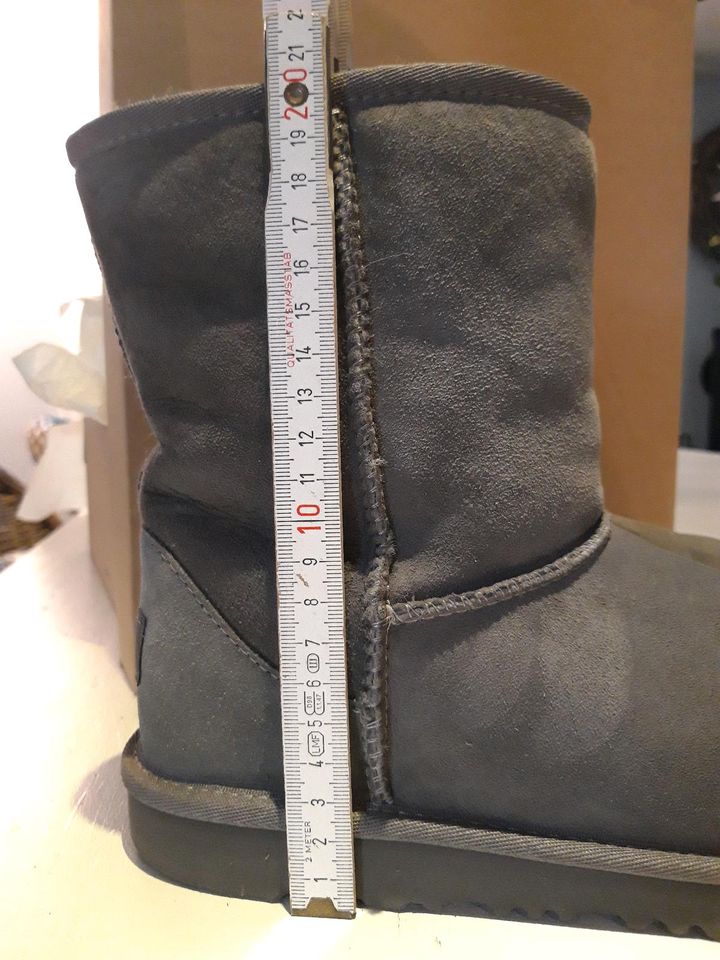 UGG Boots classic short grau Gr. 38 in Monheim am Rhein