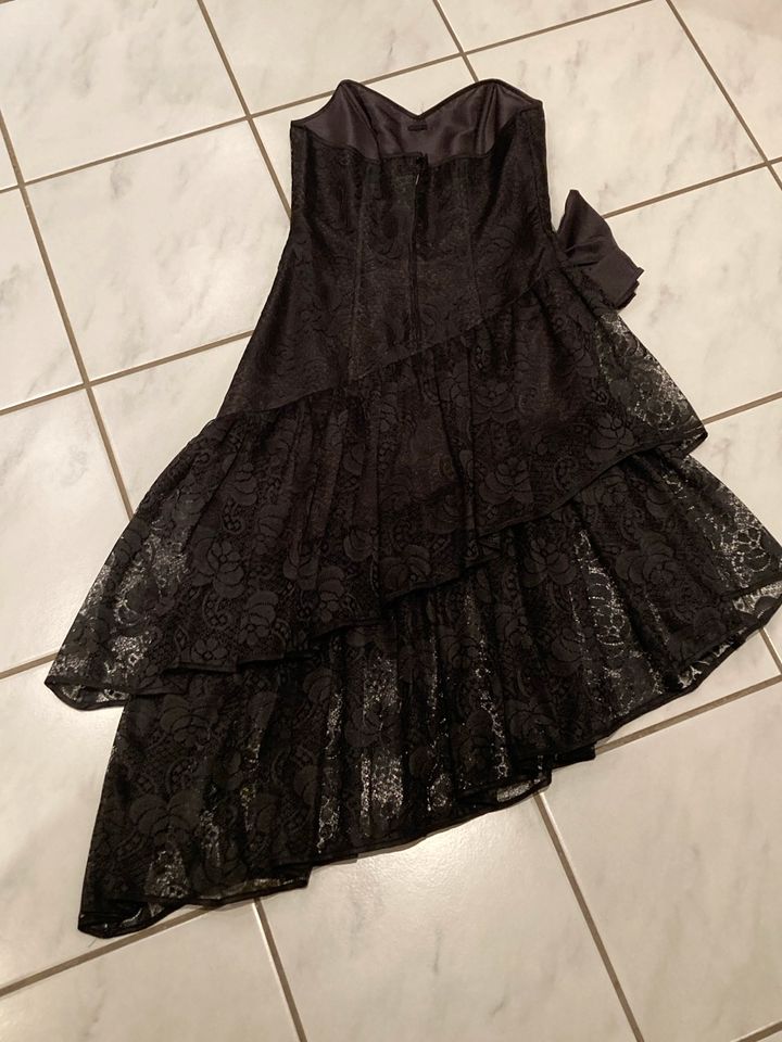 Corsagenkleid aus schwarzer Spitze mit Schleife Größe 38 in Kaden