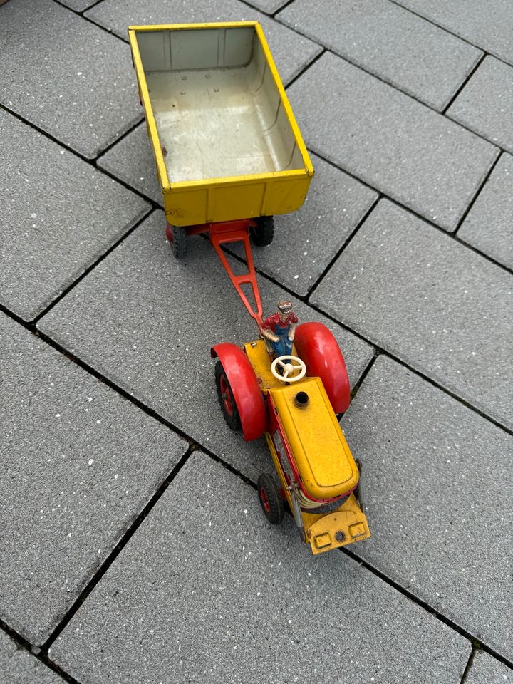 Traktor Blechspielzeug Arnold Kipphänger alt in Bühl