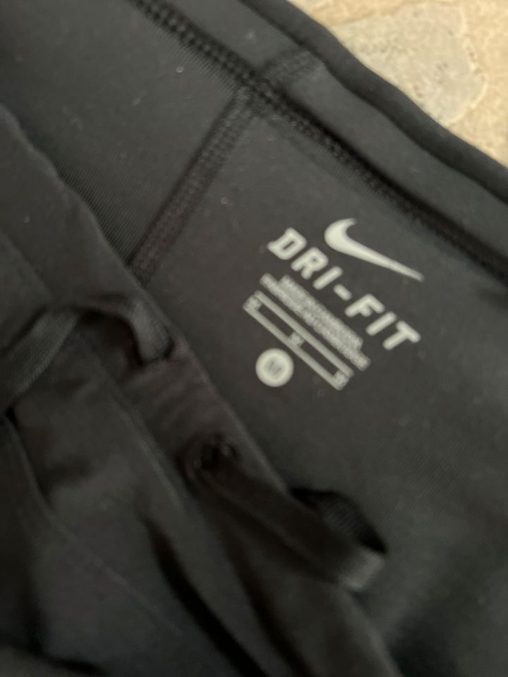 Nike Sporthose mit Überrock schwarz Größe M ❤️ in Bad Wildungen