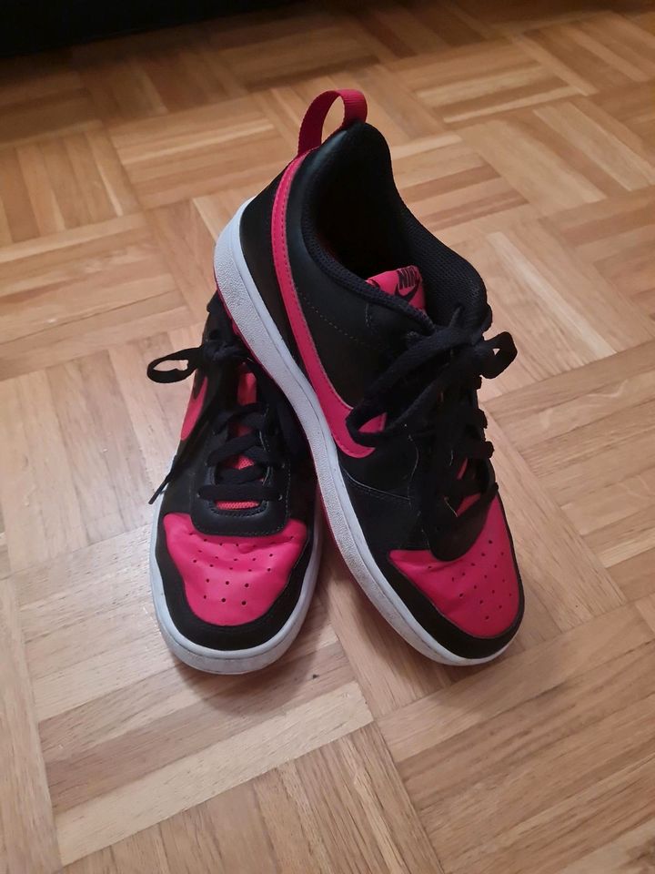 Nike Schuhe, Turnschuhe, Sportschuhe rot schwarz in Grevenbroich