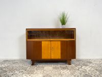 WMK Sehr hübsche & gut erhaltene Mid-Century Kommode aus vollem Holz mit Vitrine & kunstvoll gestalteten Originalgläsern # Schrank Sideboard Fernsehkommode TV-Lowboard Wäschekommode Vintage 50er 60er Friedrichshain-Kreuzberg - Friedrichshain Vorschau