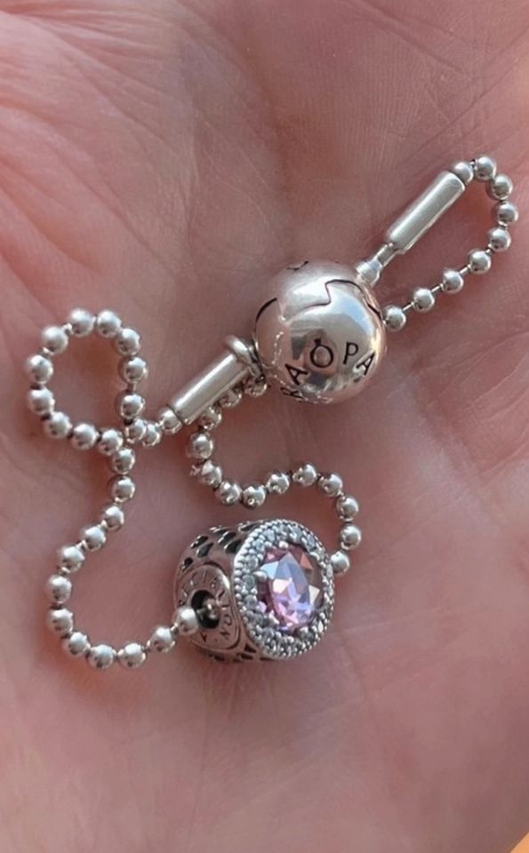 Armband Pandora Essence mit Charms in Hannover