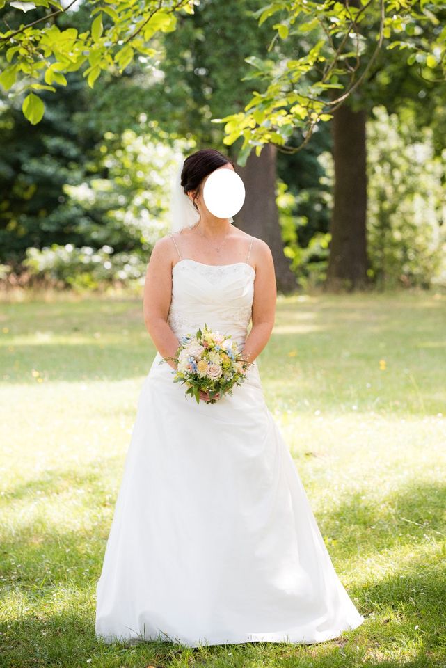 Hochzeitskleid (für kleinere Frauen) mit Schleier und Reifrock in Stuhr