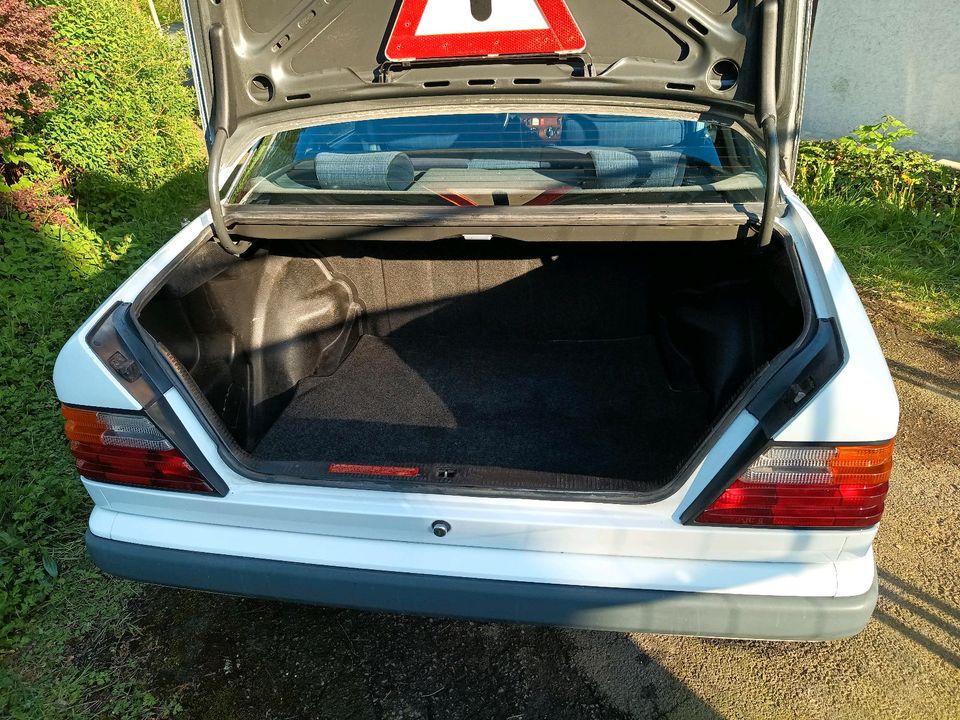 Mercedes 230E W124 H Zulassung Oldtimer guter Zustand in Hilchenbach