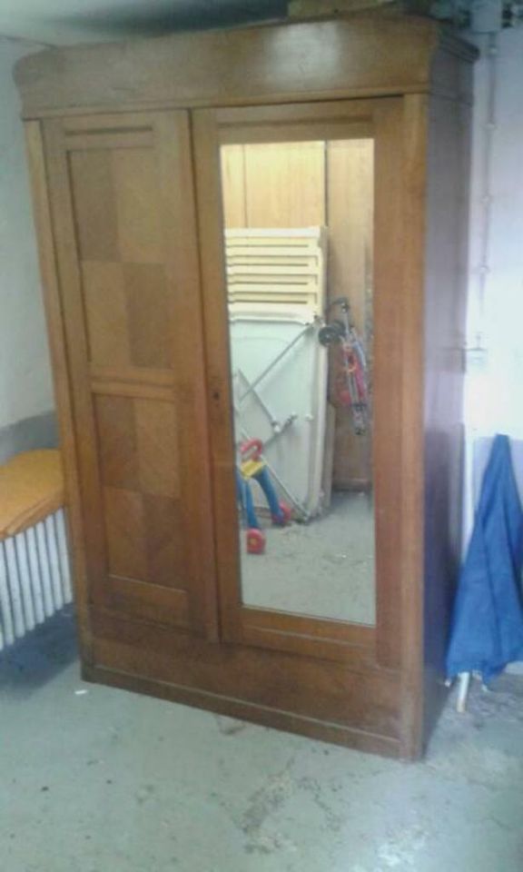 Schrank aus Holz mit Spiegel Tür in Bötzingen