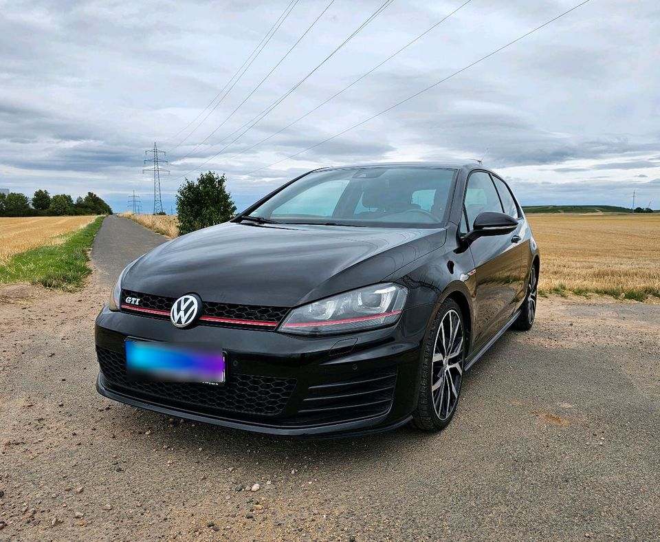 VW Golf 7 GTI 2,0l TSI 220PS DCC 8-fach Bereift in Wöllstein