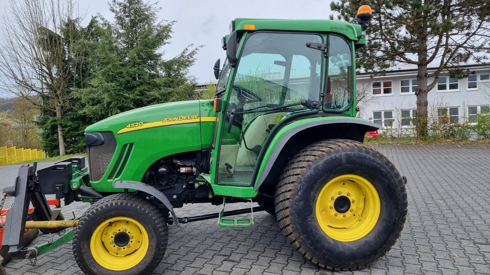 John Deere 4520 Traktor Kommunalschlepper Schlepper 53PS in Olpe