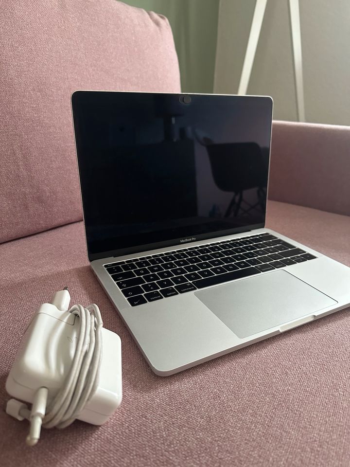 MacBook Pro (13-inch, 2017, Two Thunderbolt 3 ports) - 250 GB in Neuss