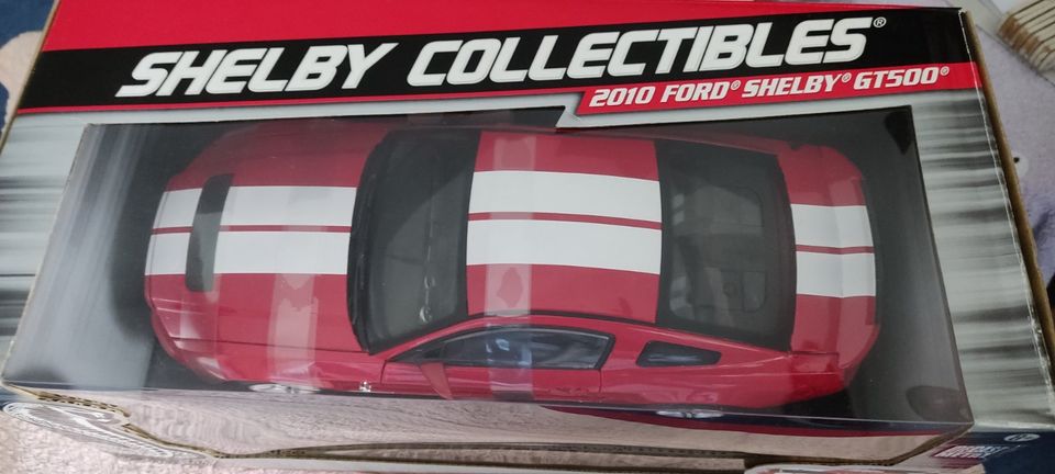 1:18 FORD SHELBY GT500 Rot/Weiss 2010 Shelby Collectibles TOP in Langenfeld