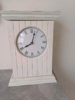 Kleiner weißer Shabby Holzschrank mit Tür und eingebauter Uhr Niedersachsen - Schüttorf Vorschau