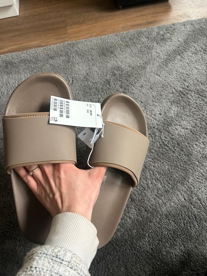 Bedruckte Badesandalen Badelatschen H&M Beige H&M NEU 38-39 in Berlin