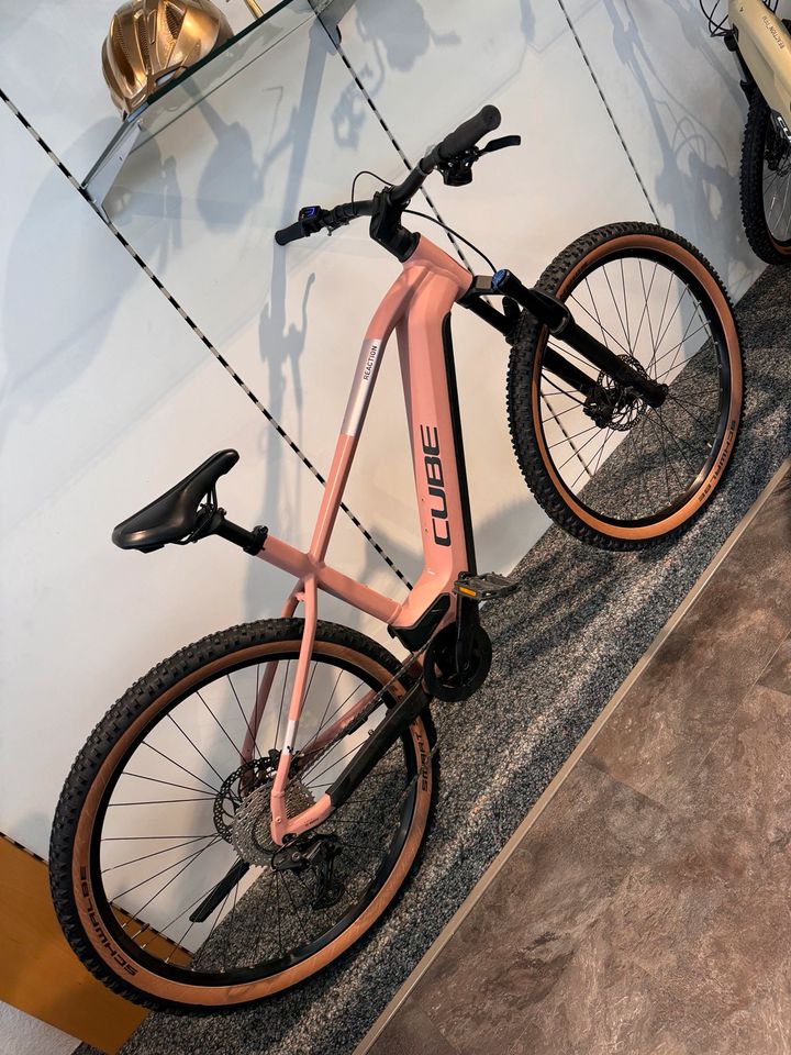 CUBE REACTION HYBRID PRO 625 2023/24 ROSA E-Bike 1469KM TOP BOSCH in Tettnang