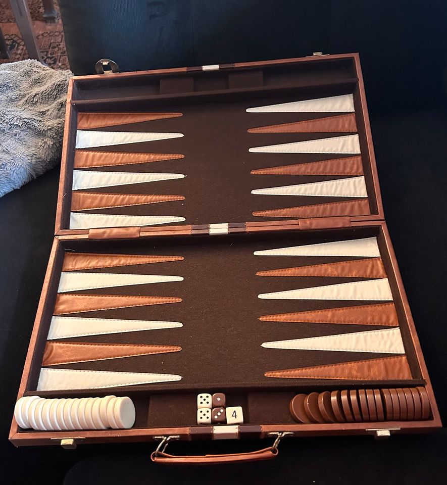 Backgammon Spiel im Koffer in Detmold