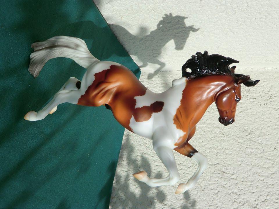 MODELLPFERD BREYER SILVER BAY PINTO TREASURE HUNT USA 2006 LSQ in Oberursel (Taunus)