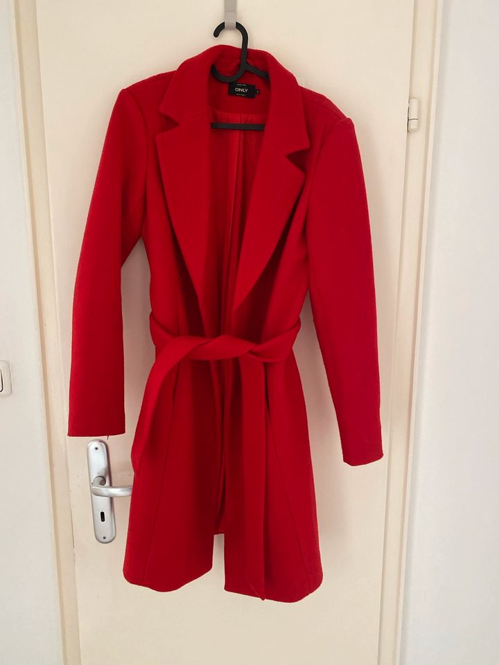 Roter tailliert geschnittener Mantel mit Bindegürtel in Schweinfurt