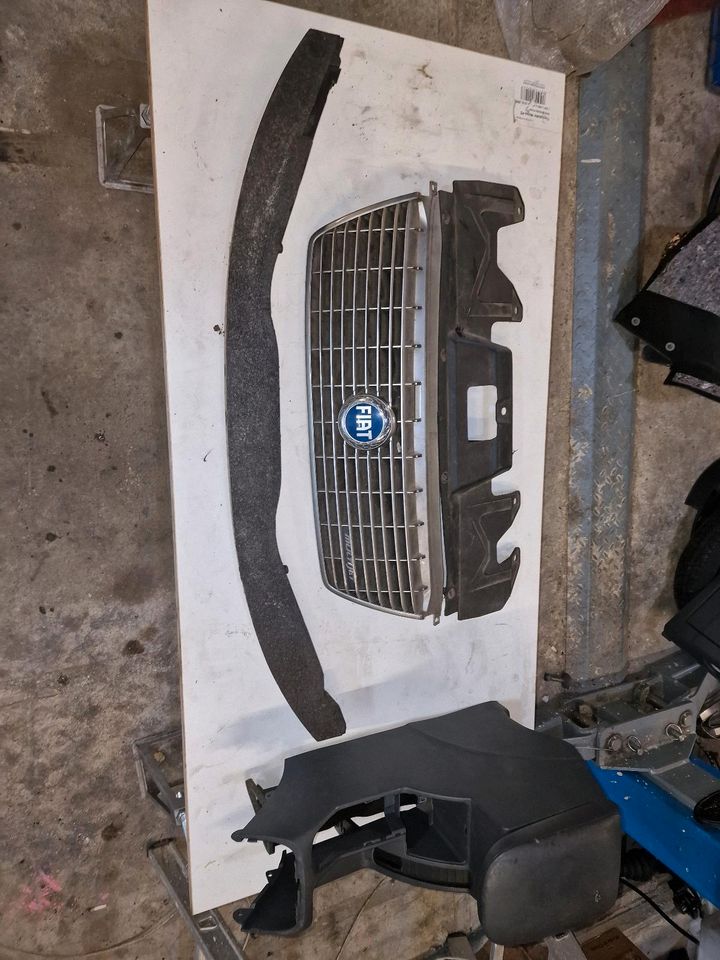 Fiat croma Kühlergrill / Mittelkonsole in Alpenrod