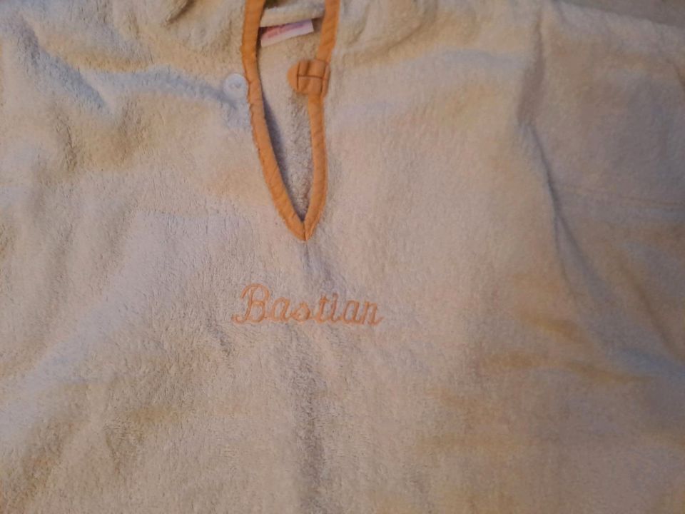 Kinderponcho orange mit Namen "Bastian" in Erftstadt