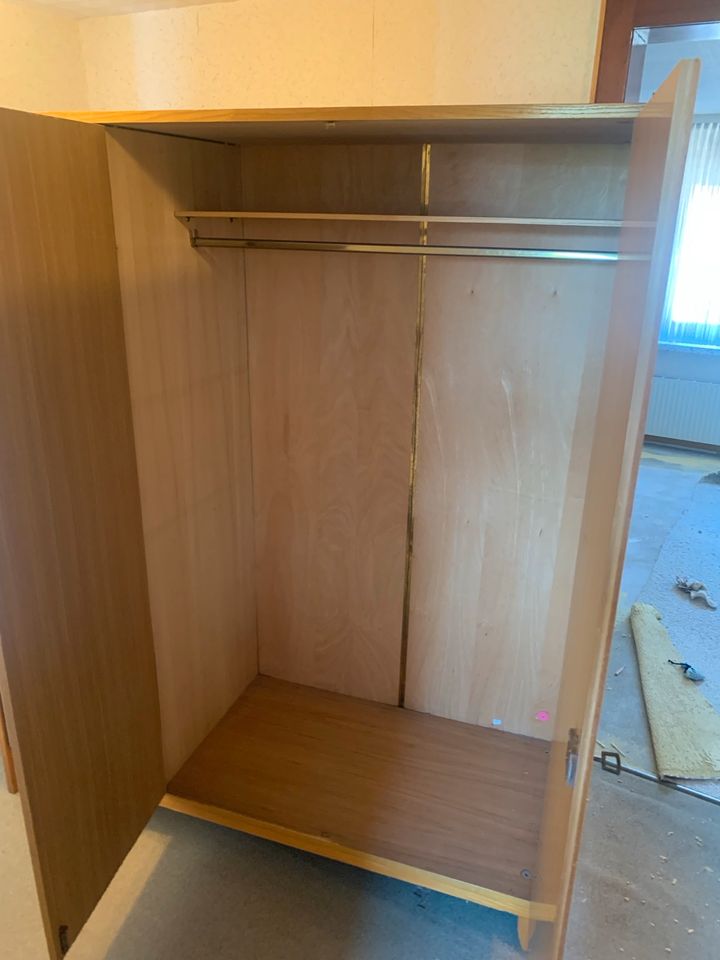 Schrank Kleidung Highboard Kommode Zimmer Wohnung Klamotten in Hamburg