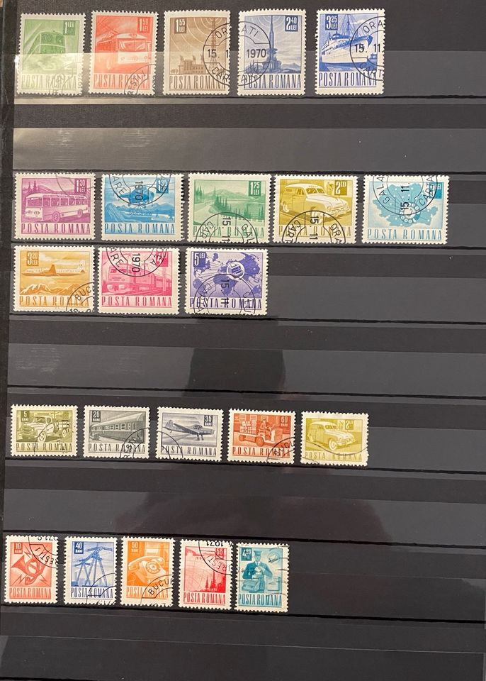 2 Briefmarken-Alben mit ca. 1.500 Briefmarken aus aller Welt in München