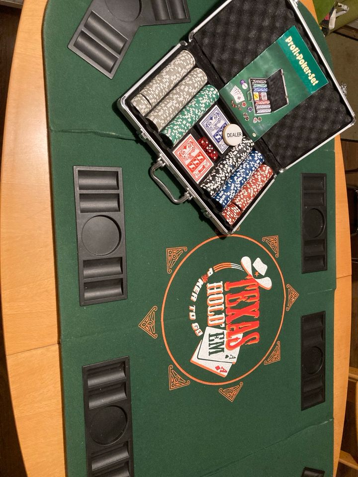 Pokerkoffer mit aufklappbaren Tischunterlage in Gleichen