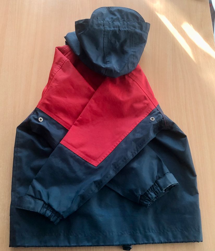 Kinder Regenjacke mit Kapuze Gr. 140 blau rot in Wiesmoor