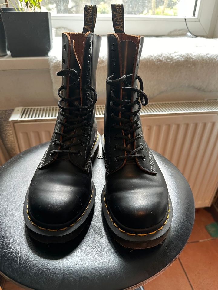 Dr. Martens Made in England 1490 Black in Berlin