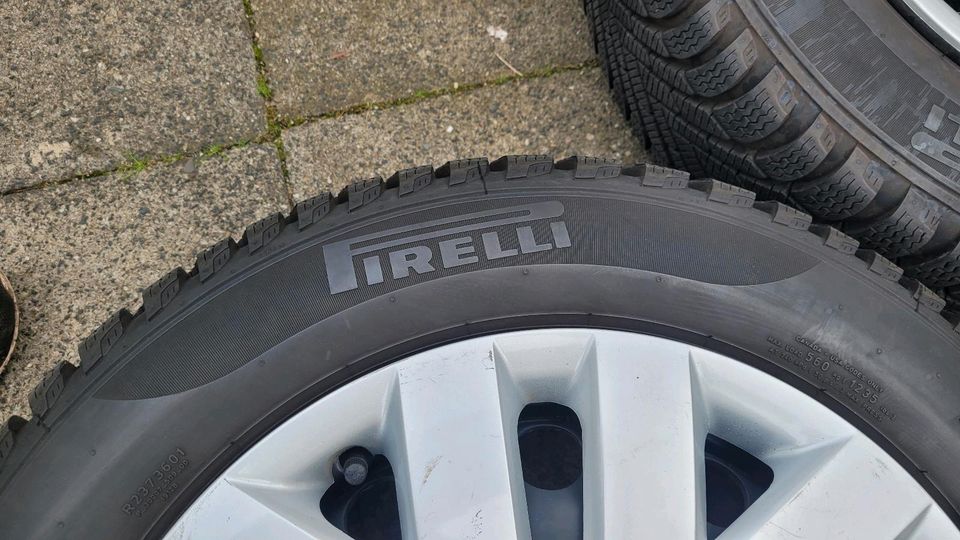 VW Polo Winterräder inkl. Radkappen 185 60 R15 88T Pirelli 2020 in Düsseldorf