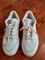 Adidas Sneaker, Größe 44, weiß mit Streifen, wie neu! Hessen - Lich Vorschau