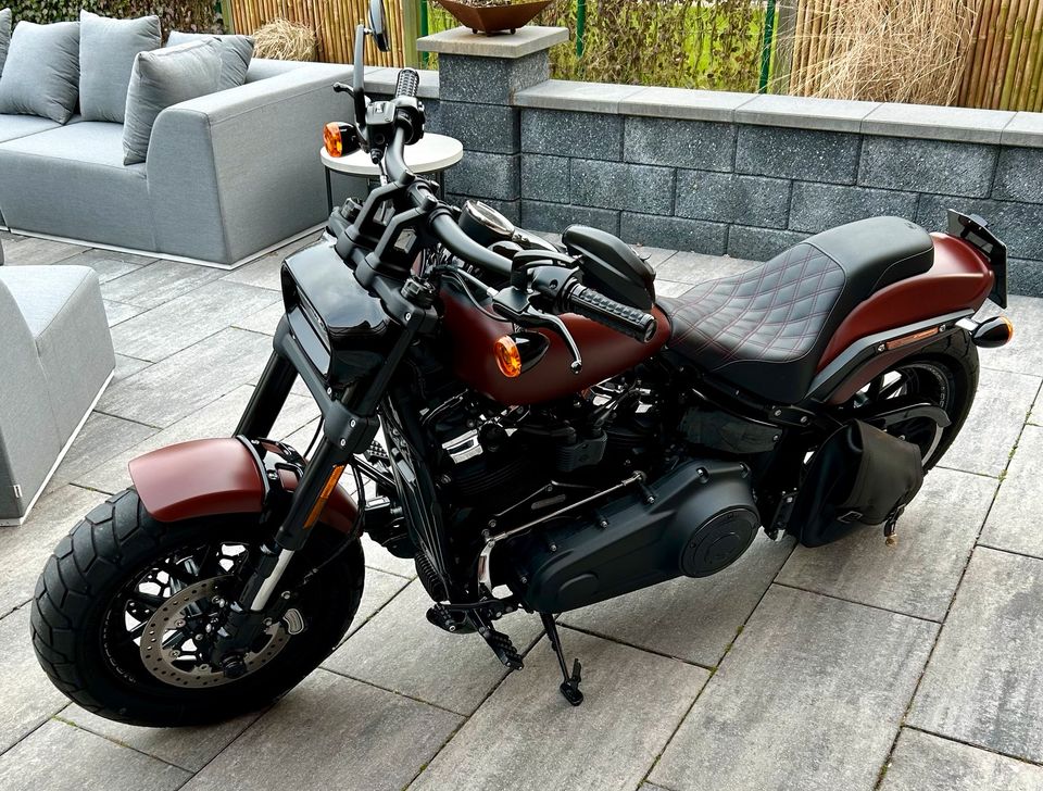 Harley Davidson „Fat Bob“ in Sande