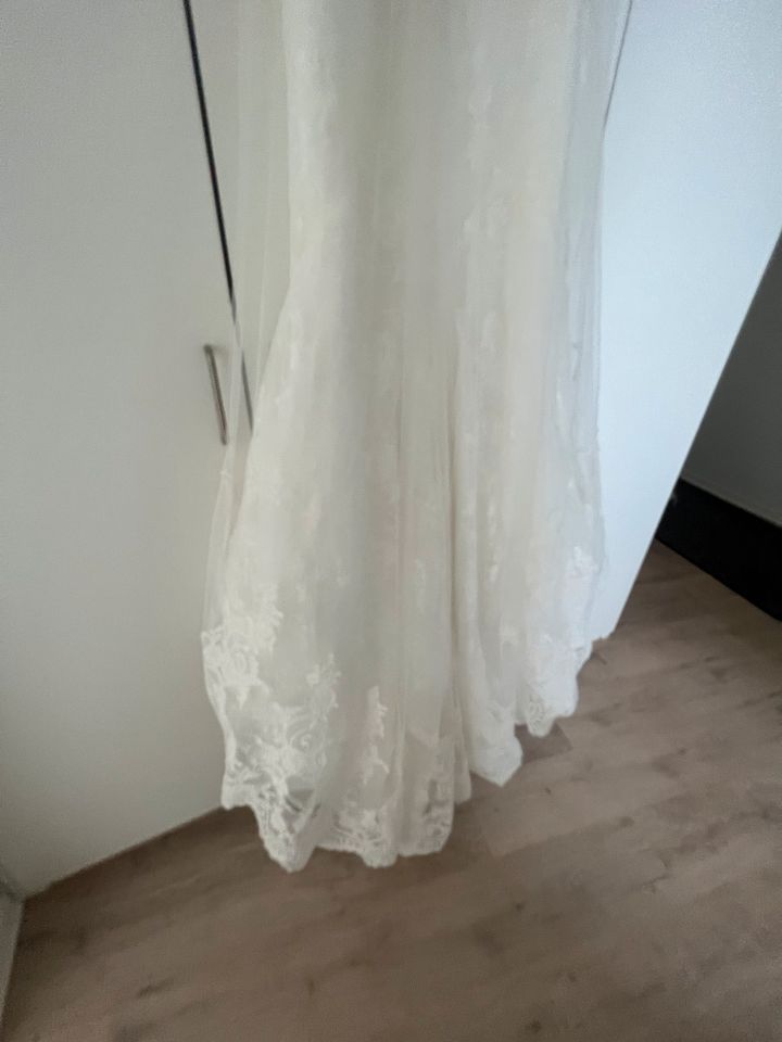 Brautkleid Cecile Meerjungfrau Spitze ivory Größe 38 / M in Köln