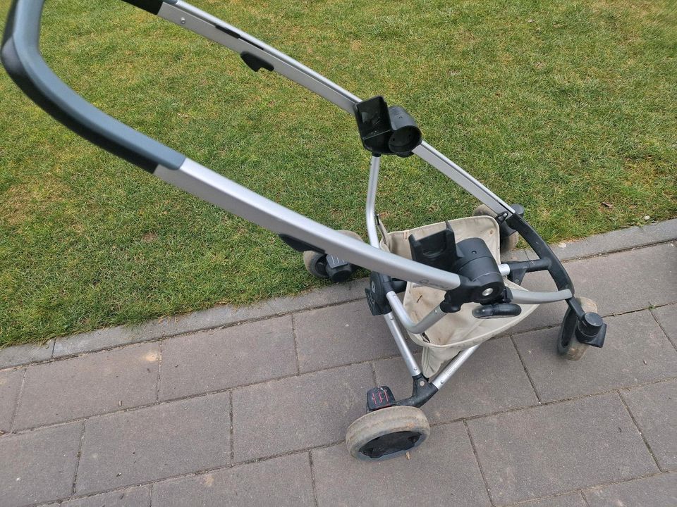 Quinny Kinderwagen, Buggy, Wiege mit 4 Rädern in Mücke