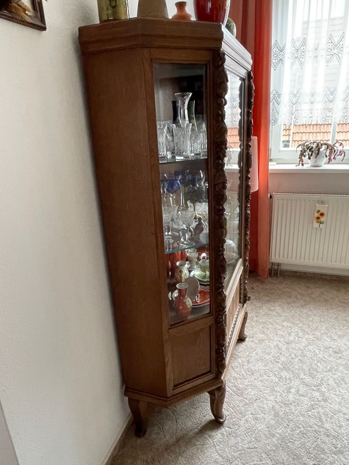 Vitrine aus Holz mit Glas in Eisenach