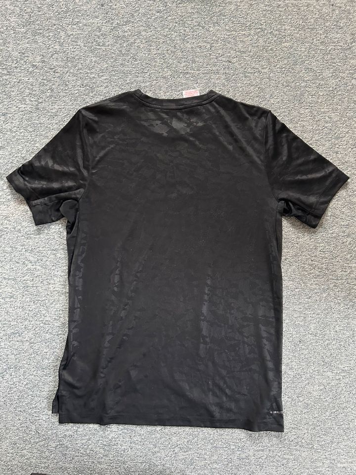 Adidas & Puma Shortshirt Kurz Jungen/Mädchen Schwarz Gr. 164 in Düsseldorf