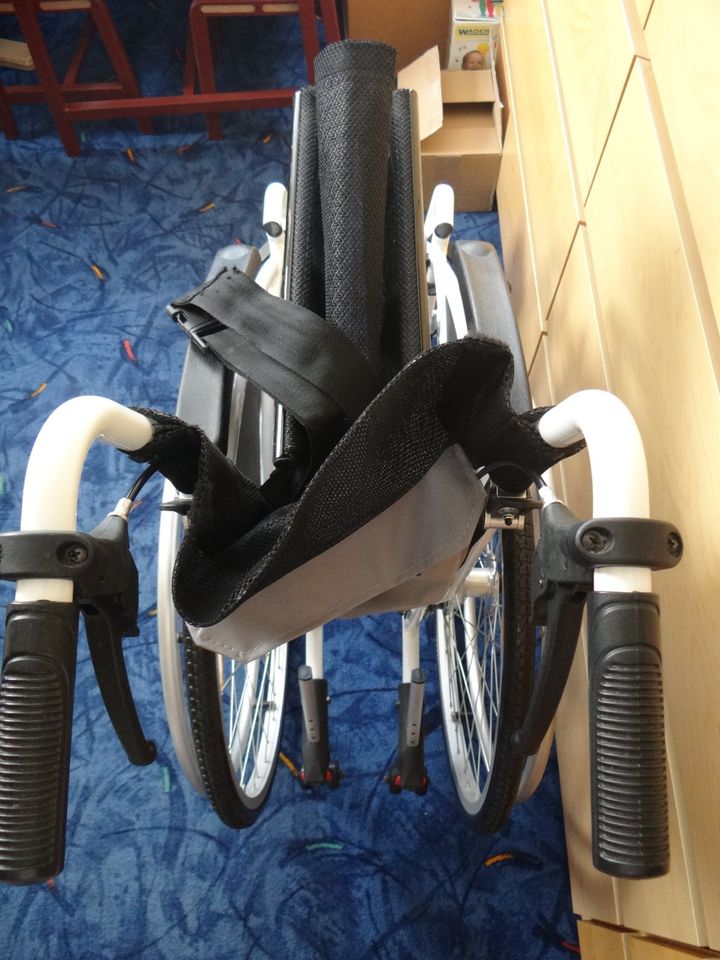 Rollstuhl Leichtgewichtrollstuhl, klappbar in Berlin