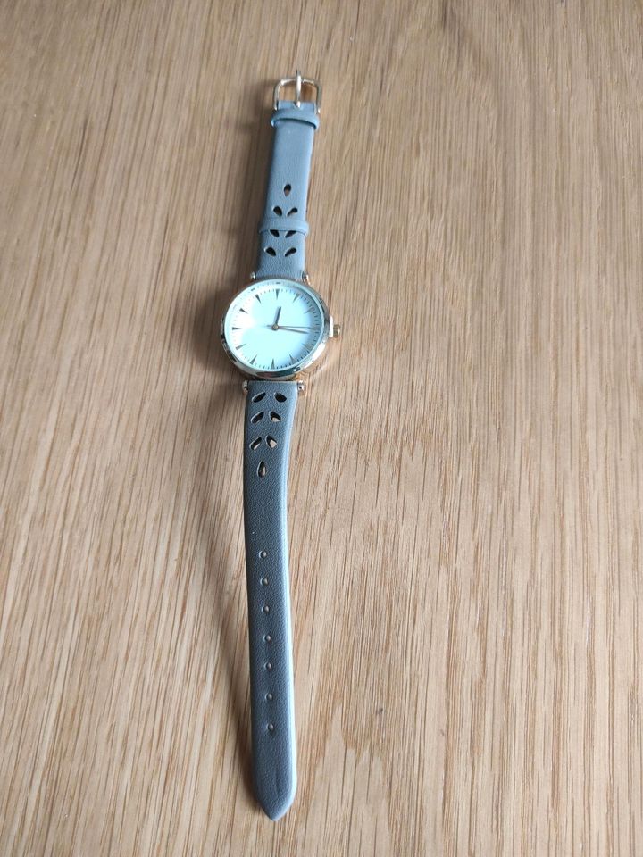 Damen-Armbanduhr in Ralingen