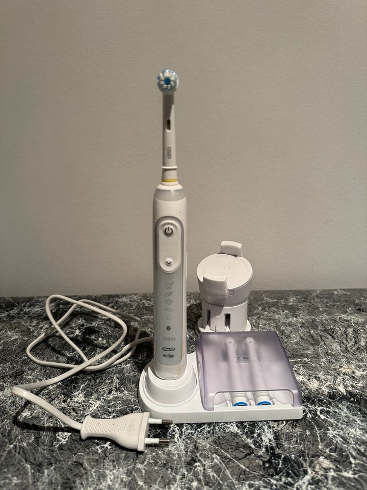 Elektrische Zahnbürste Oral B neuwertig in Rellingen