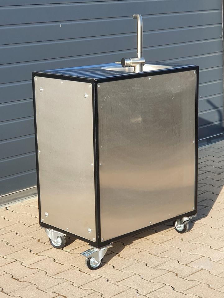 Mobiler Edelstahl-Spültisch / Spüle mit Warmwasser zum Verleih in Lichtenau