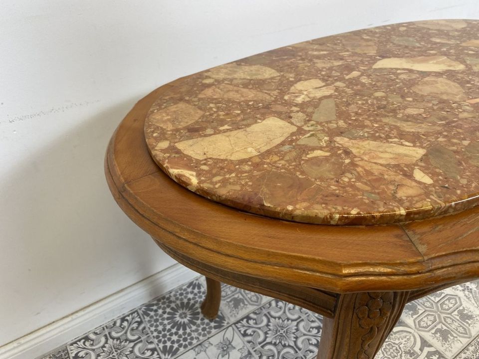 WMK Sehr eleganter und stabiler jedoch ziemlich abgenutzer Stilmöbel Couchtisch mit wundervoller bernsteinfarbener Marmorplatte # Wohnzimmertisch Coffee Table Marmortisch Marmor Rokoko Barock Vintage in Berlin