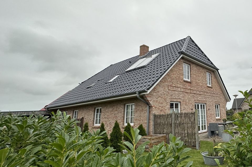 Neuwertige Immobilie mit zwei Wohneinheiten und Solarthermie-Anlage im ruhig gelegenen Baugebiet in Klanxbüll